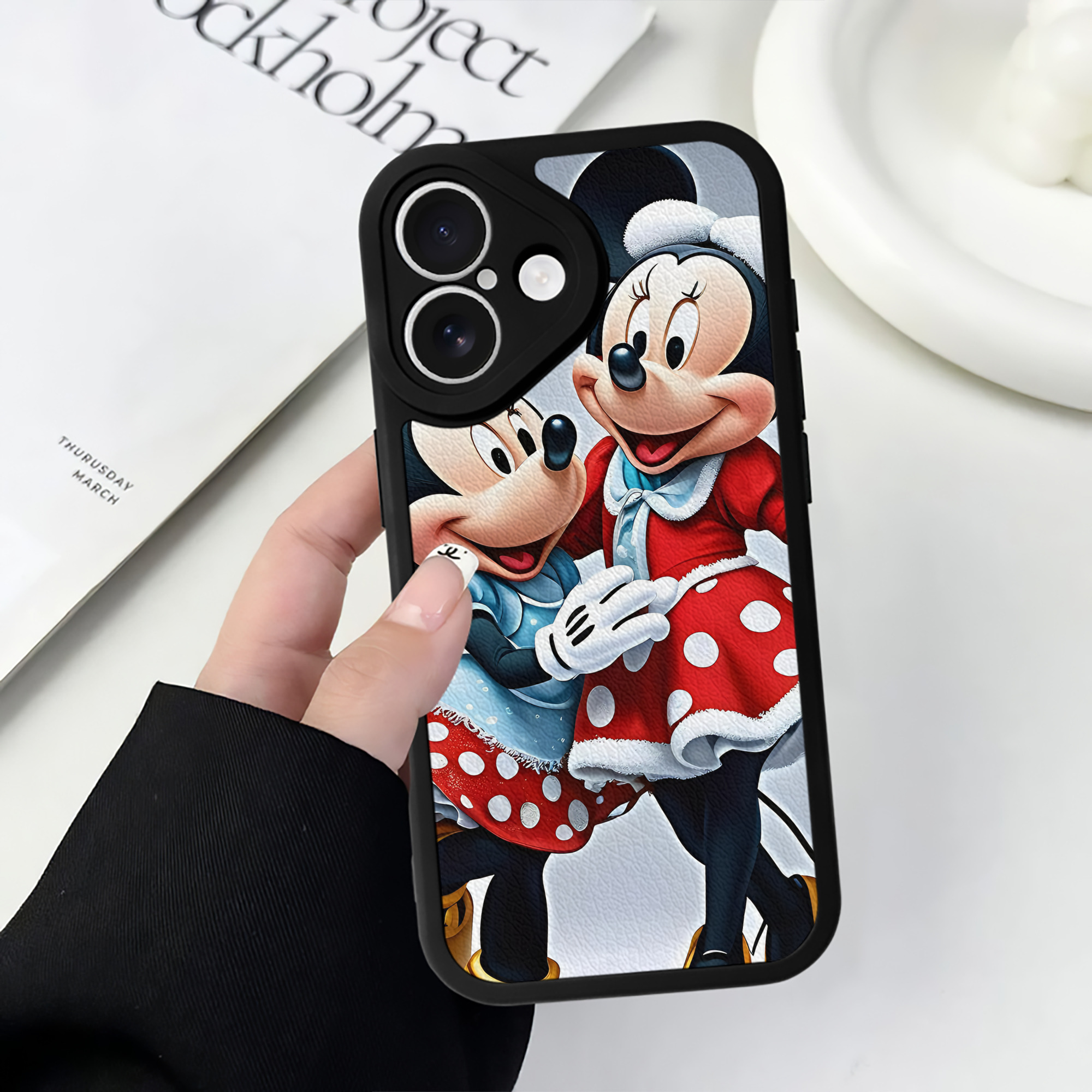 （画像用） ミッキーマウス Mickey Mouse 【iPhone 16シリーズ対応】シリコンスマホケース（レザー調） 材質：シリコン